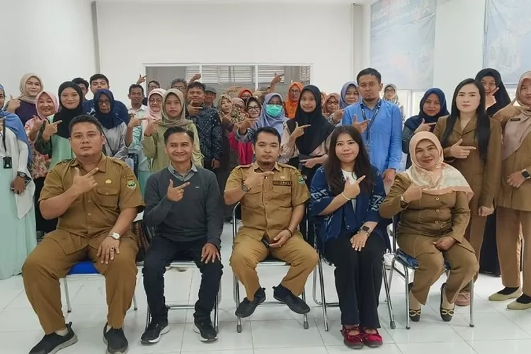 Para peserta Lembaga Pelatihan Kerja (LPK) saat foto bersama Disnaker Kota Cilegon (Foto/Firasat Nikmatullah)