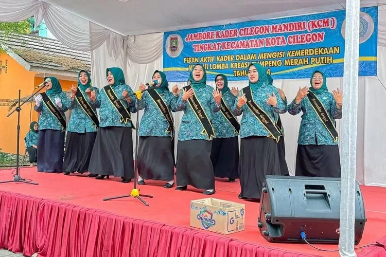 Para Kader Cilegon Mandiri saat menampilkan paduan suara di acara Jambore Kecamatan Grogol (TOPmedia/Firasat Nikmatullah)