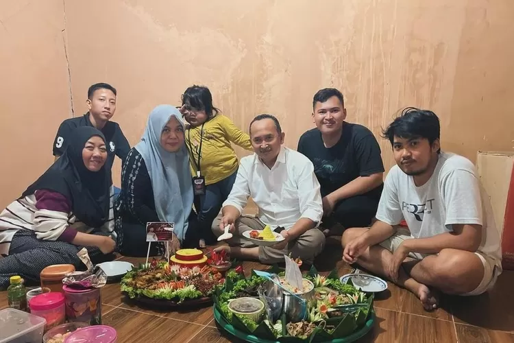 Bakal Calon Wakil Gubernur Banten, Ade Sumardi (tengah) saat merayakan hari ulang tahunnya bersama keluarga (Foto: Instagram @adesumardi)