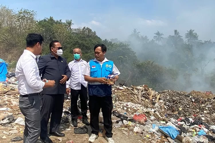 Fraksi Gerindra DPRD Kota Cilegon saat meninjau langsung lokasi kebakaran di TPSA Bagendung, Cilegon (TOPmedia/Firasat Nikmatullah)
