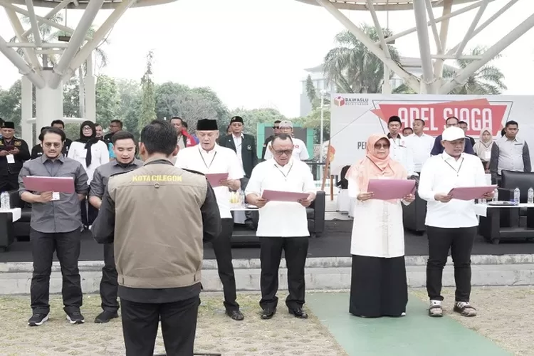  pasangan calon Wali Kota dan Wakil Wali Kota Cilegon saat mengikuti apel siaga Deklarasi Pilkada Damai bersama Bawaslu Kota Cilegon. (TOPmedia/Firasat Nikmatullah)