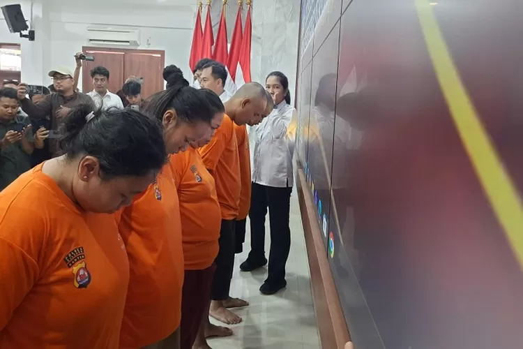 Para pelaku penculikan dan pembunuhan balita di Kota Cilegon saat digelandang Personel Kepolisian. (TOPmedia/Firasat Nikmatullah)