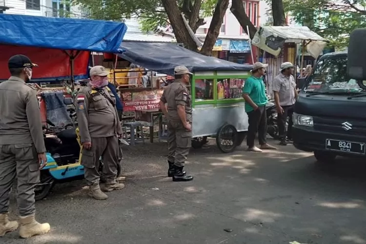 Satpol PP Kota Cilegon saat memberikan peringatan dan penertiban pada pedagang di bantaran kali Pasar Kranggot, Cilegon. (TOPmedia/Firasat Nikmatullah)