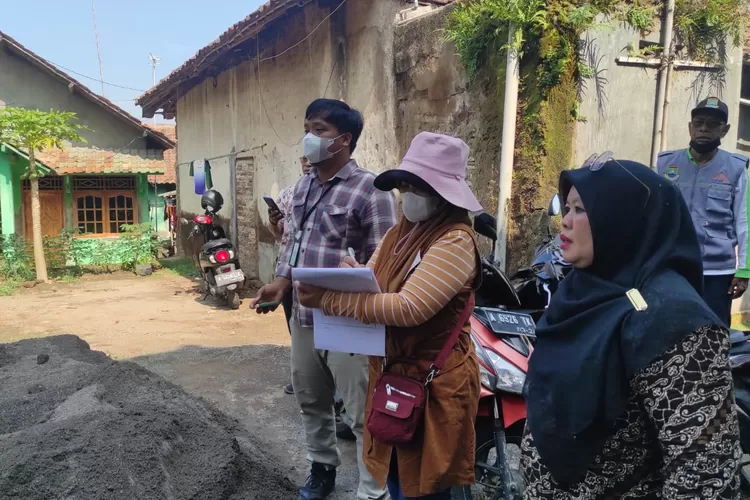 Pokmas Kebon Dalem saat melakukan proses sertifikasi hasil pengerjaan program Salira. (TOPmedia/Firasat Nikmatullah)