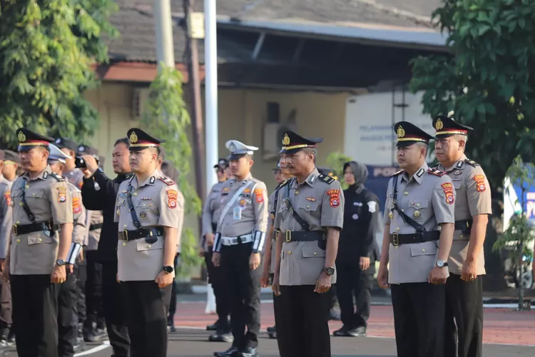 Suasana upacara serah terima jabatan di Polres Cilegon (TOPmedia/Firasat Nikmatullah)