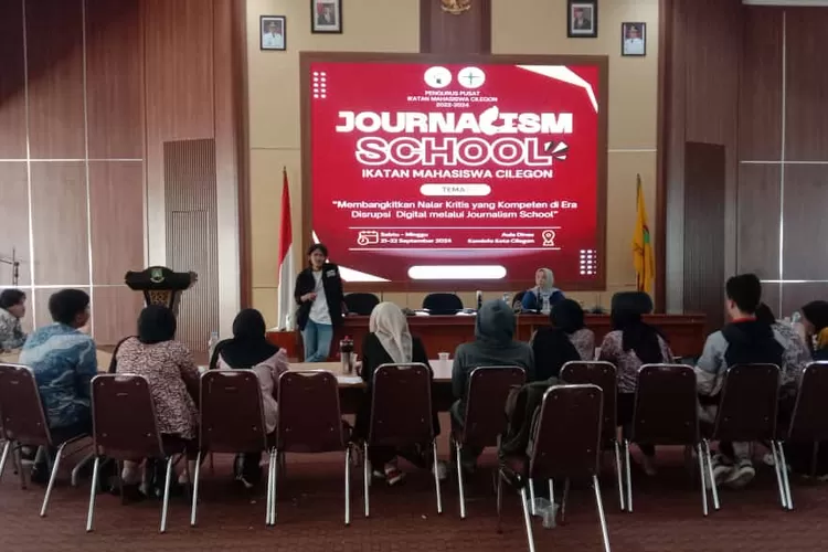 Firasat Nikmatullah, saat memberikan materi kepada peserta Journalis School IMC di Aula Kominfo Kota Cilegon (TOPmedia/Agnes Agustina)