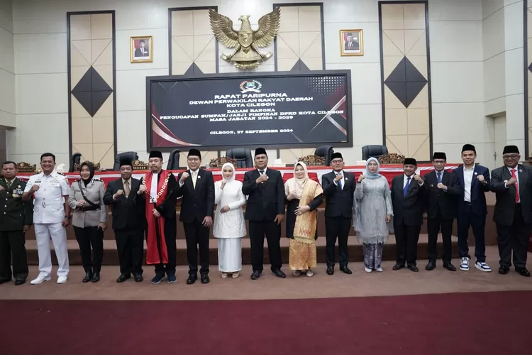 Pjs Wali Kota Cilegon, Nana Supiana foto bersama para pimpinan DPRD Kota Cilegon usai resmi dilantik (TOPmedia/Firasat Nikmatullah)