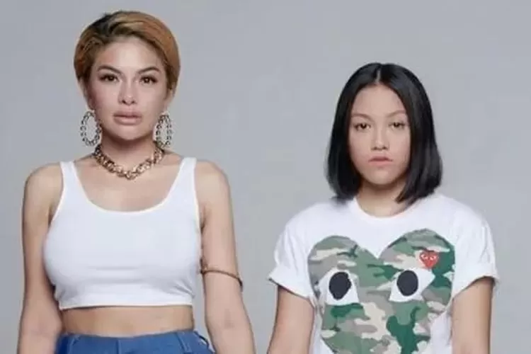Nikita Mirzani dan putri sulungnya, Laura Meizani (TOPmedia/Istimewa)