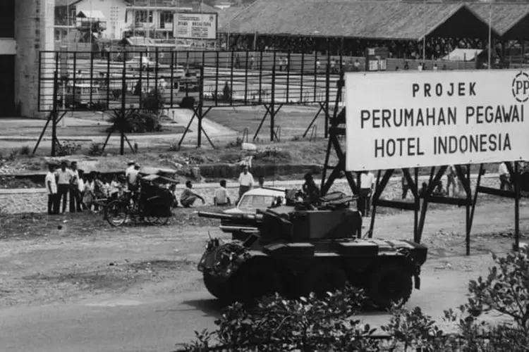 Tentara tampak menembakkan senjata untuk memburu pasukan yang terlibat dalam G30S di Jakarta (Foto: Getty Images, 1965)