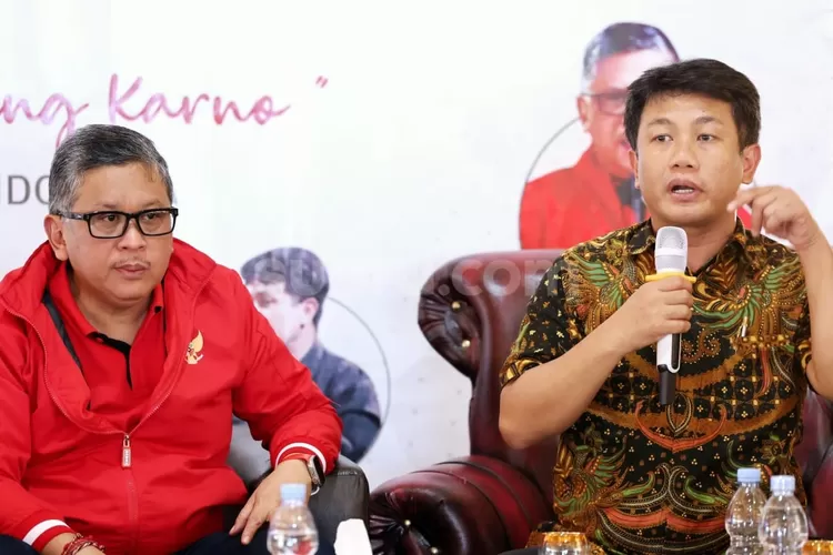 Bonnie Triyana, sejarawan muda dari Banten saat bersama Sekjend PDI Perjuangan, Hasto Kristiyanto (TOPmedia/Istimewa)