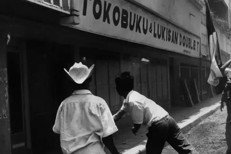 Sejumlah orang merusak toko yang dimiliki warga yang diduga terkait dengan PKI (Foto: Getty Images, 1965)