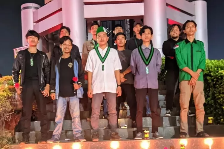Himpunan Mahasiswa Islam (HMI) Kota Cilegon saat melakukan aksi bakar lilin di Tugu Landmark Cilegon (TOPmedia/Istimewa)