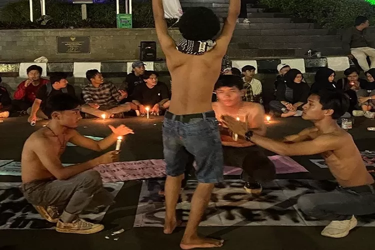 Ikatan Mahasiswa Cilegon (IMC) saat menggelar aksi refleksi September Hitam di Tugu Landmark Cilegon (TOPmedia/Firasat Nikmatullah)