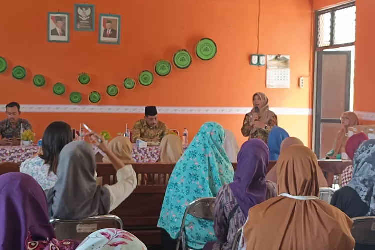 Kepala Puskesmas Cilegon, dr. Sefi Saiful Holiq saat memberikan penyuluhan di SDN Blok I Ciwedus, Kota Cilegon (TOPmedia/Firasat Nikmatullah)
