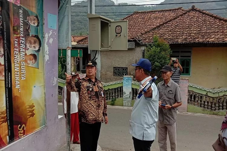Camat Ciwandan, Agus Ariyadi saat memonitoring program Salira (TOPmedia/Firasat Nikmatullah)
