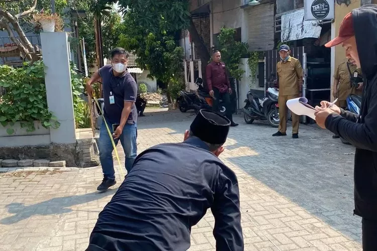 Kelompok Masyarakat (Pokmas) Kelurahan Warnasari, Citangkil, Cilegon saat melakukan sertifikasi di Kompleks Warnasari Cilegon (TOPmedia/Firasat Nikmatullah)