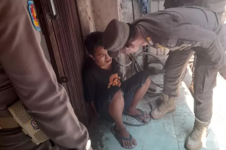 Satpol PP Kota Cilegon saat mengamankan ODGJ yang meresahkan warga (TOPmedia/Firasat Nikmatullah)