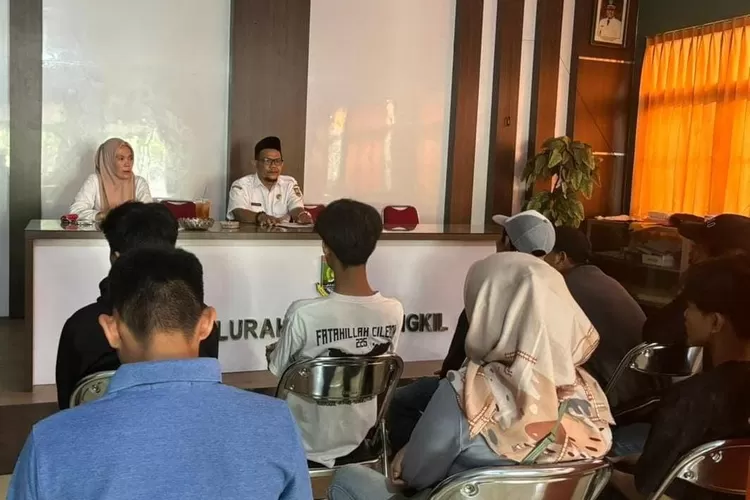Sepuluh pemuda di Kota Cilegon saat mengikuti pelatihan las listrik di Kelurahan Citangkil (TOPmedia/Firasat Nikmatullah)