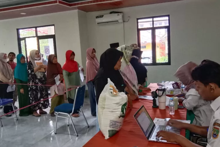 Para warga Gerem, saat mengantri bantuan beras di Kelurahan Gerem, Cilegon (TOPmedia/Firasat Nikmatullah)