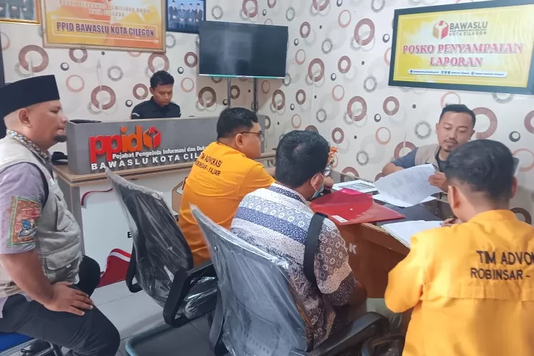 Tim Hukum dan Advokasi Robinsar-Fajar saat melaporkan paslon Helldy-Alawi ke Bawaslu Cilegon (TOPmedia/Firasat Nikmatullah)