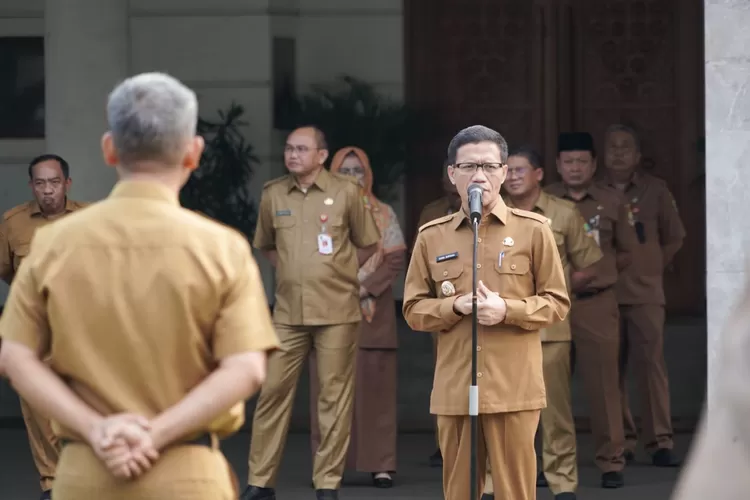 Pjs Wali Kota Cilegon, Nana Supiana saat memimpin apel di halaman Kantor Wali Kota Cilegon (TOPmedia/Firasat Nikmatullah)