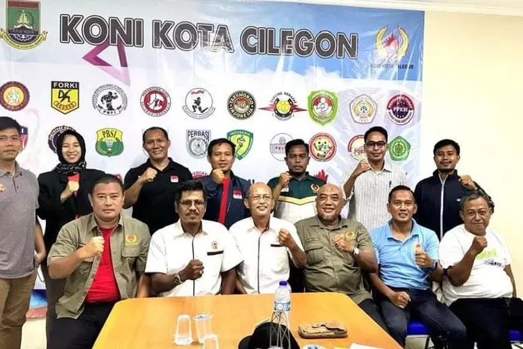 Jajaran pengurus foto bersama memverifikasi cabor baru yang akan bernaung di KONI Cilegon (TOPmedia/Firasat Nikmatullah)