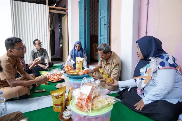 Dinkop-UKM Kota Cilegon saat mengunjungi Keripik Ratu Lestari di Kecamatan Ciwandan (TOPmedia/Firasat Nikmatullah)