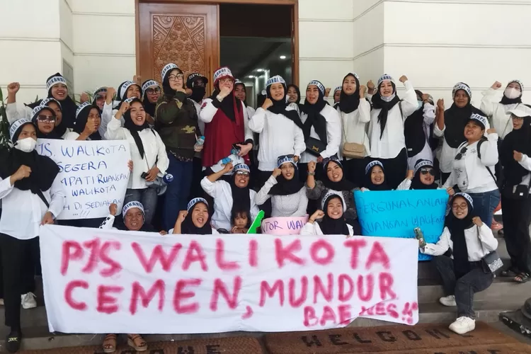 Puluhan emak-emak saat menggeruduk kantor Wali Kota Cilegon.  (TOPmedia/Firasat Nikmatullah)