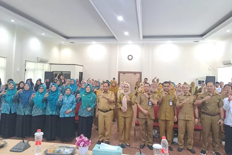 Sekda Kota Cilegon, Maman Maulidin saat foto bersama usai pembinaan program Peningkatan Peran Wanita menuju Keluarga Sehat Sejahtera (P2WKSS). (TOPmedia/Firasat Nikmatullah)