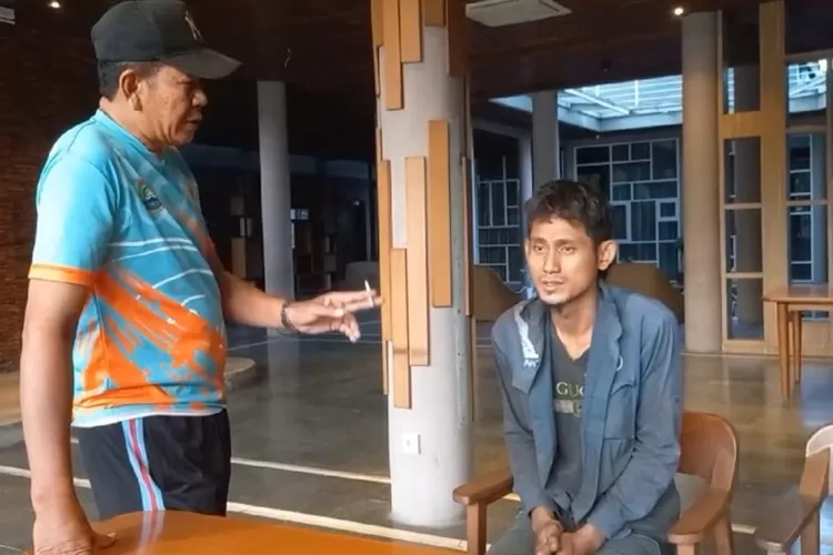 Sosok terduga pelaku perusakan baliho Calon Wali Kota dan Wakil Wali Kota Cilegon, Robinsar dan Fajar Hadi Prabowo. (TOPmedia/Istimewa)