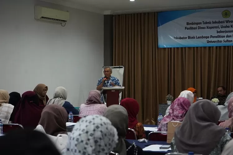 Kepala Dinkop-UKM Kota Cilegon, Didin S Maulana saat memberikan arahan pada puluhan UMKM asal Cilegon (TOPmedia/Firasat Nikmatullah)