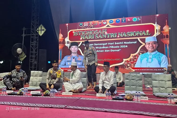 Kapolres Cilegon, AKBP Kemas Indra Natanegara saat berbincang dengan Ustadz Das'ad Latif (TOPmedia/Firasat Nikmatullah)