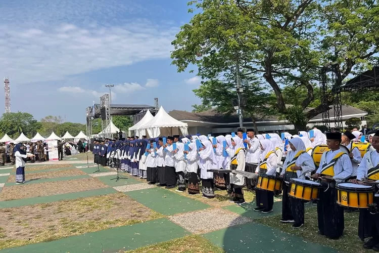 Ribuan santri saat memperingati Hari Santri Nasional di Alun-Alun Kota Cilegon (TOPmedia/Firasat Nikmatullah)