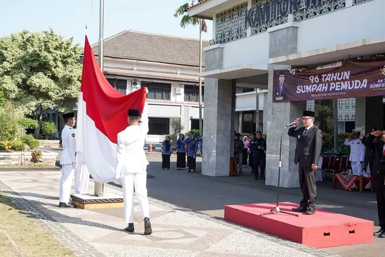 Nana Supiana saat memimpin apel Hari Sumpah Pemuda di Halaman Kantor Wali Kota Cilegon (TOPmedia/Firasat Nikmatullah)