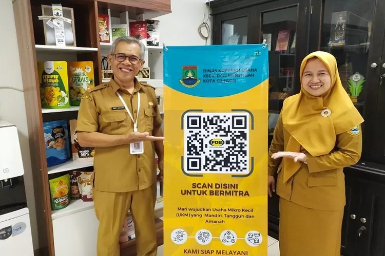 Kepala Dinas Koperasi dan UKM Kota Cilegon, Didin S Maulana saat menunjukkan QR Code Dana Bergulir (TOPmedia/Firasat Nikmatullah)
