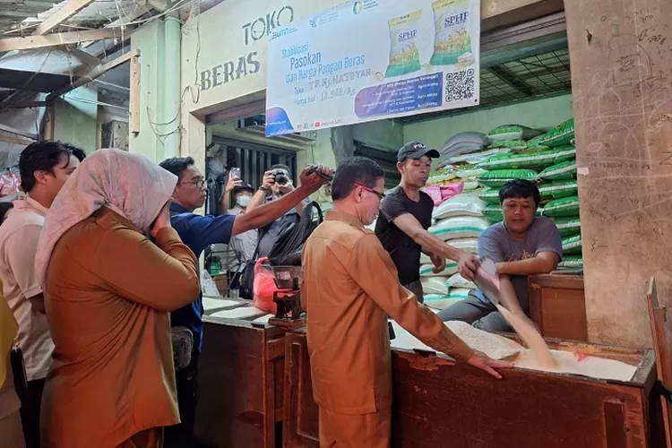 Pjs Wali Kota Cilegon, Nana Supiana saat meninjau pasar tradisional Kranggot (TOPmedia/Firasat Nikmatullah)