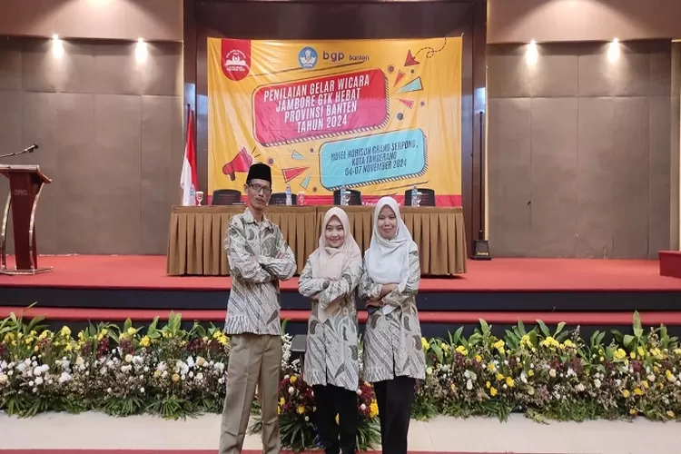 Kepala SDN Cikerut Kota Cilegon, Bahrudin bersama dewan guru lainnya saat foto bersama usai mendapatkan penghargaan (TOPmedia/Firasat Nikmatullah)