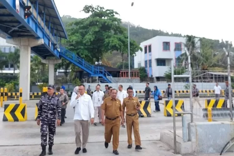 Sekretaris Daerah (Sekda) Kota Cilegon, Maman Mauludin saat mengunjungi Pangkalan Angkatan Laut (Lanal) Banten (TOPmedia/Firasat Nikmatullah)