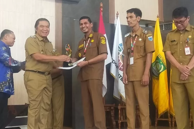 Lurah Gerem, Rahmadi Ramidin saat menerima penghargaan dari Pj Gubernur Banten, Al Muktabar (TOPmedia/Istimewa)