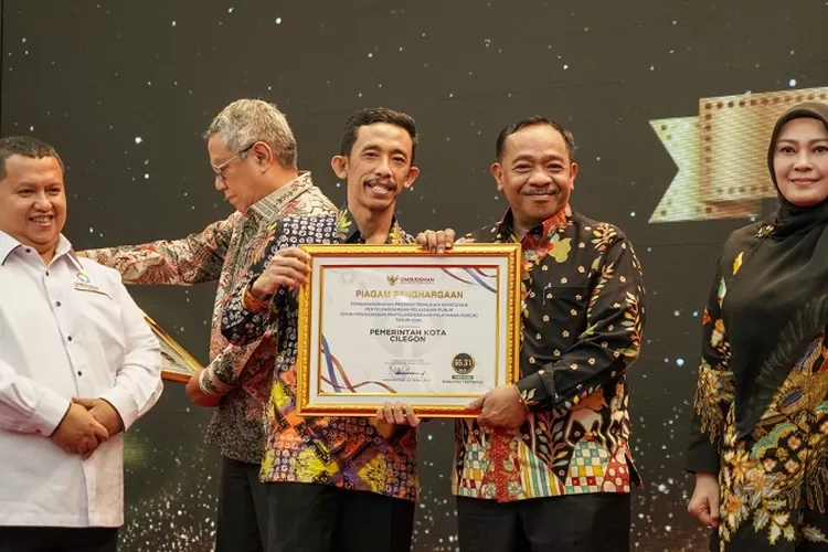 Sekretaris Daerah (Sekda) Kota Cilegon, Maman Mauludin saat menerima penghargaan (TOPmedia/Diskominfo Kota Cilegon)