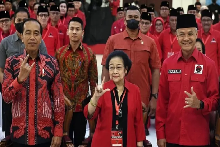 Ketua Umum PDI Perjuangan Megawati Sukarnoputri (tengah) memberikan salam bersama Presiden Joko Widodo (kiri) dan Bakal Capres Ganjar Pranowo (kanan) saat berlangsungnya Rakernas PDI Perjuangan di Jakarta, Selasa (6/6/2023). (TOPmedia.co.id / Antara)