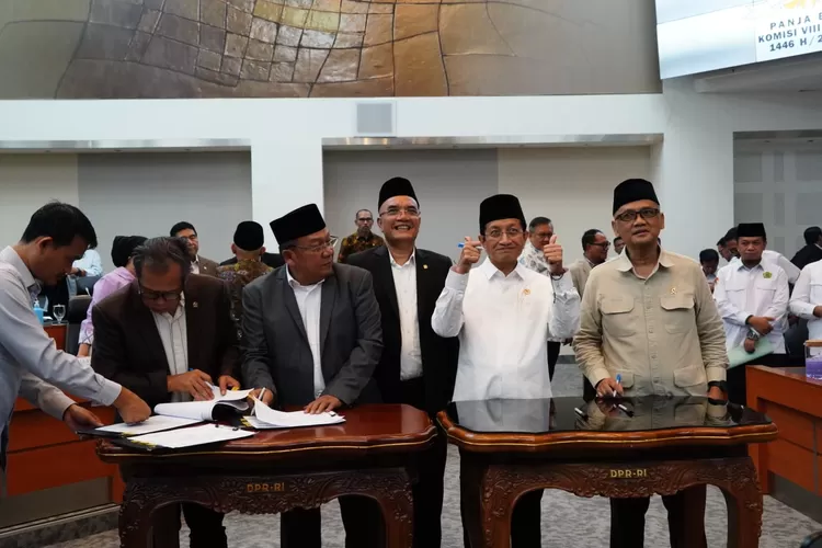 Rapat Kerja Kemenag dan Komisi III DPR RI memutuskan biaya Haji Tahun 2025 turun (Foto: Humas Kemenag)