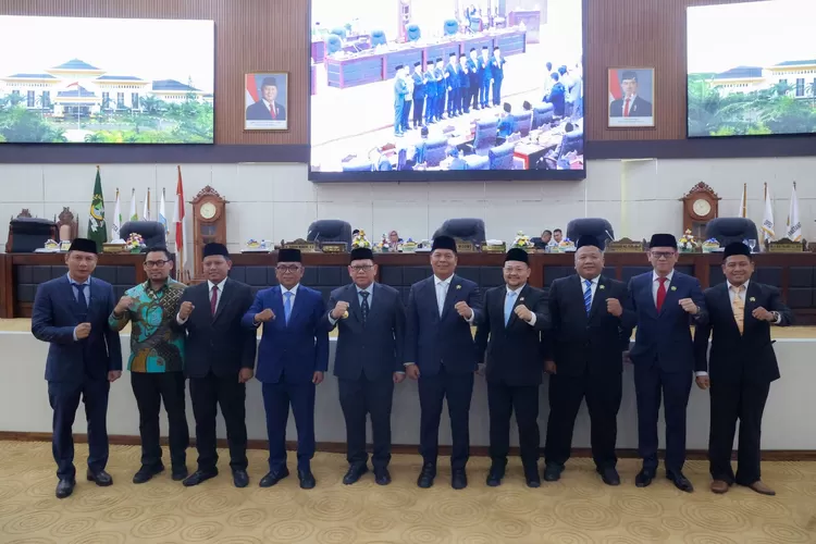 Jajaran Pimpinan DPRD Banten, KPU dan Gubernur Banten terpilih Andra Soni saat foto bersama (Foto: TOPMedia)