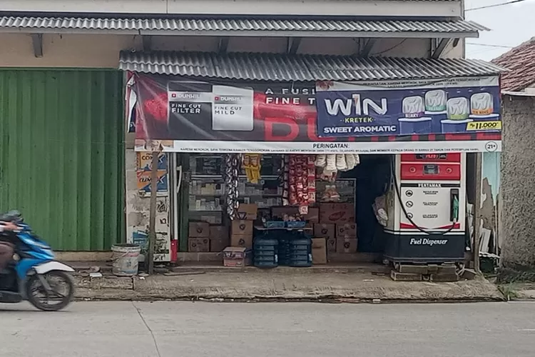 Gas Elpiji 3kg Langka di Warung - Warung (TOPmedia.co.id / Abdul Hadi)