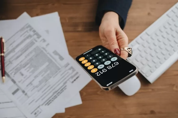 Ilustrasi seseorang yang membayar pajak di Jepang (TOPmedia/Istimewa)