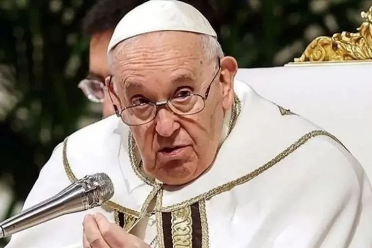 Paus Fransiskus saat ini sedang dirawat di Rumah Sakit Gemelli Roma sejak Jumat, 14 Februari 2025.  Ia dilarikan ke rumah sakit setelah mengalami kesulitan bernapas selama beberapa hari dan kemudian didiagnosis menderita pneumonia di kedua paru-parunya.  Double pneumonia yang diderita oleh Paus Fran (DOK. Istimewa)