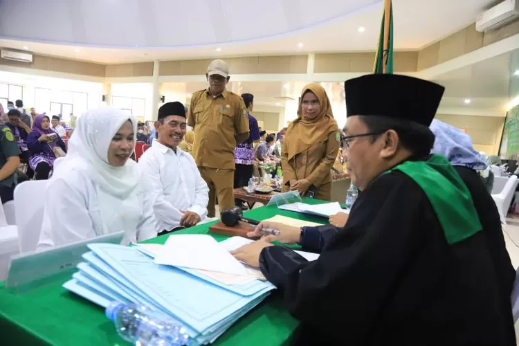 Pasangan suami isteri di Tangerang saat mengikuti Isbat Nikah dalam HUT Ke 32 Tahun Tangerang (foto; TOPMEDIA)
