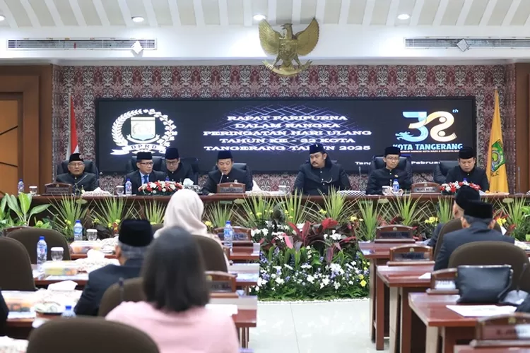 Suasana rapat paripurna memperingati HUT Kota Tangerang Ke 32 Tahun di Ruang Paripurna DPRD Kota Tangerang (foto: TOPMEDIA)