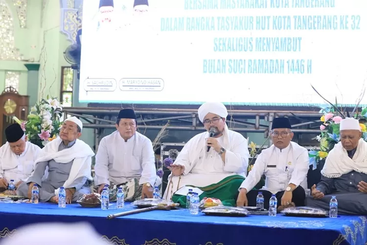 Abuya Ahmad Al-Farisy dari Majelis Dzikrullah Kota Tangerang menggema jelang puncak HUT Tangerang ke 32 Tahun (foto:TOPMEDIA)