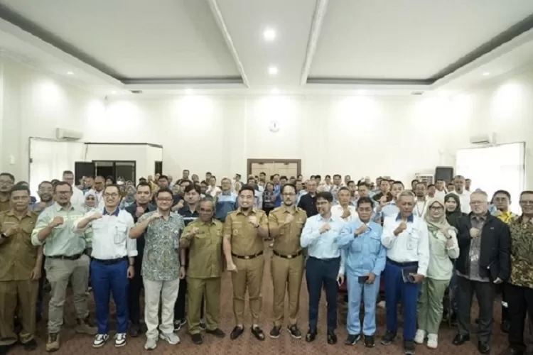 Wali Kota dan Wakil Wali Kota Cilegon, Robinsar dan Fajar Hadi Prabowo saat mengumpulkan HRD perusahaan se-Kota Cilegon. (TOPmedia/Firasat Nikmatullah) (Firasat Nikmatullah)